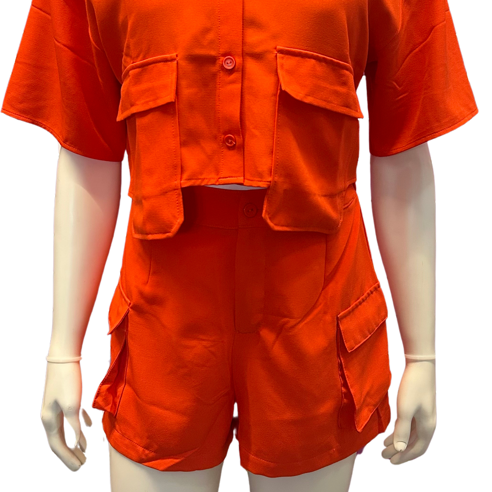 
                  
                    Two-piece cargo set laid flat, showing the soft fabric and relaxed fit.
Conjunto de dos piezas tipo cargo en vista plana, mostrando la tela suave y el corte cómodo.
                  
                