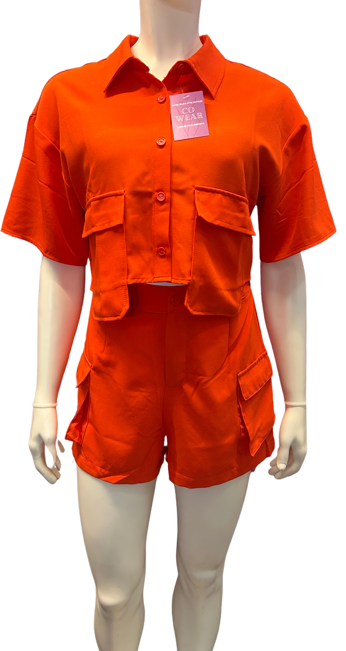 Two-piece cargo set laid flat, showing the soft fabric and relaxed fit.
Conjunto de dos piezas tipo cargo en vista plana, mostrando la tela suave y el corte cómodo.