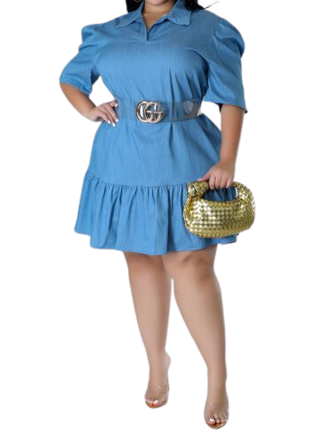 A fashionable plus size outfit showcasing a light denim dress perfect for brunch or errands. Styled belted for a snatched waist effect. Un conjunto de moda para talla grande con vestido de mezclilla claro, ideal para brunch o mandados. Se lleva con cinturón para resaltar la cintura