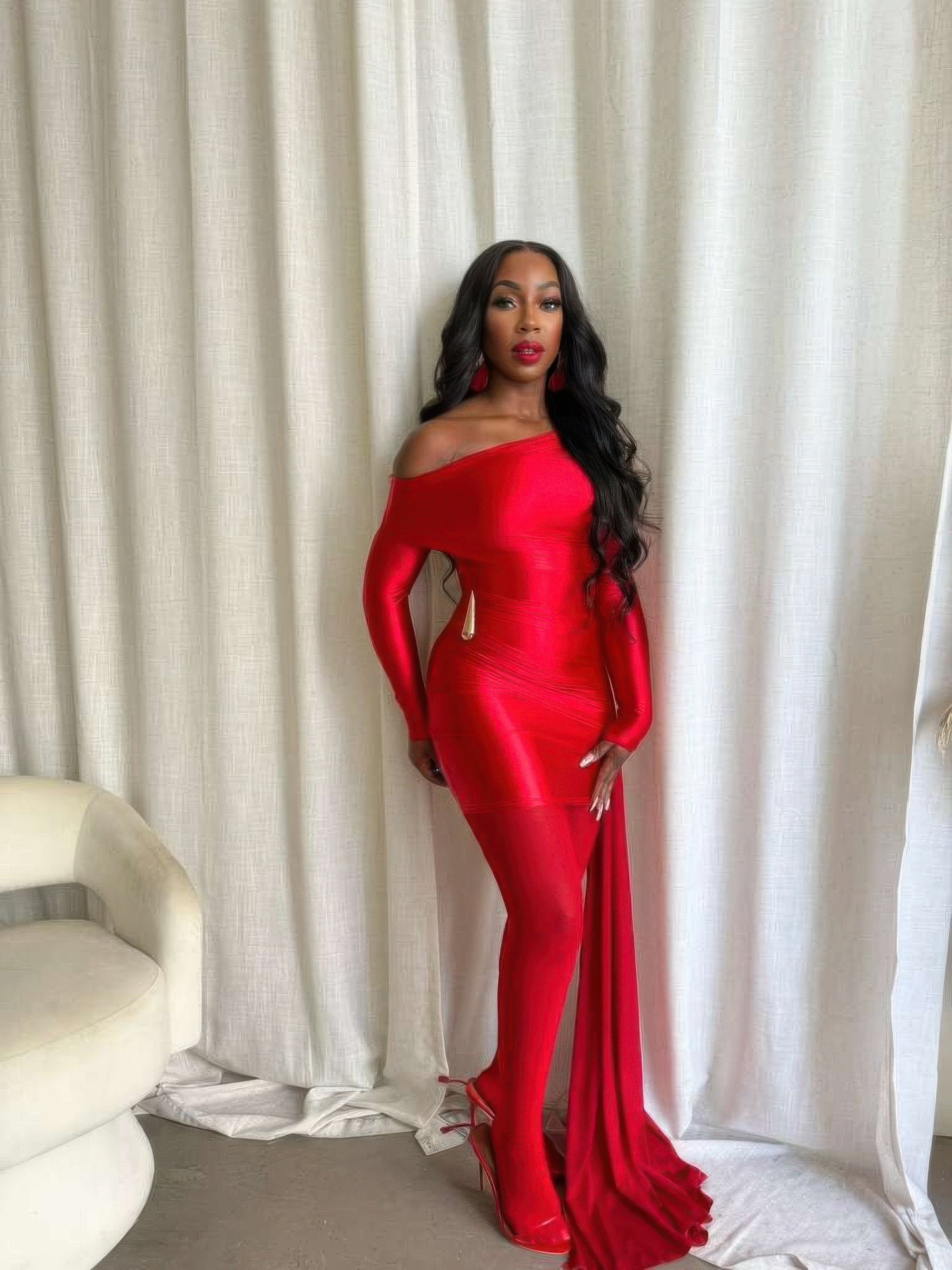 Model wearing a stunning sexy red dress with a sleek satin finish, dramatic side drape, and matching platform heels — also available in black. Perfect for holiday parties, formal events, or date nights. Available for shipping or local pickup in Denver, Colorado.

Modelo con un impresionante vestido rojo ajustado de un solo hombro, acabado satinado y cola lateral elegante, combinado con tacones altos — también disponible en color negro. Ideal para f