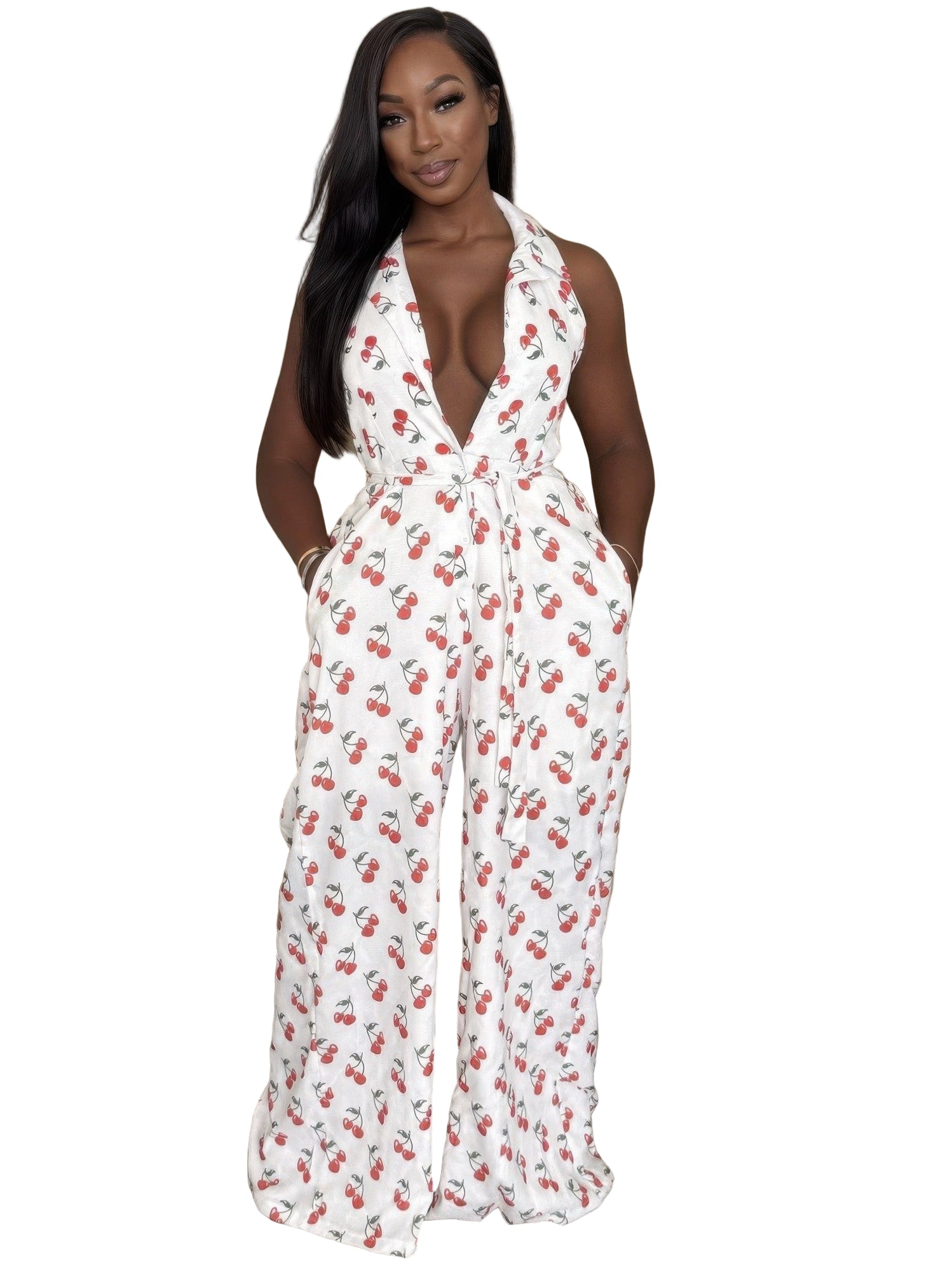Model wearing a white sleeveless jumpsuit with a deep V-neckline, belted waist, and playful red cherry print throughout. Styled for a flirty yet casual summer vibe, perfect for brunch or day outings in Denver, Colorado.

Modelo con un jumpsuit blanco sin mangas, escote profundo en V, cinturón ajustado y estampado divertido de cerezas rojas. Ideal para un look coqueto y casual de verano, perfecto para brunch o salidas de día en Denver, Colorado.