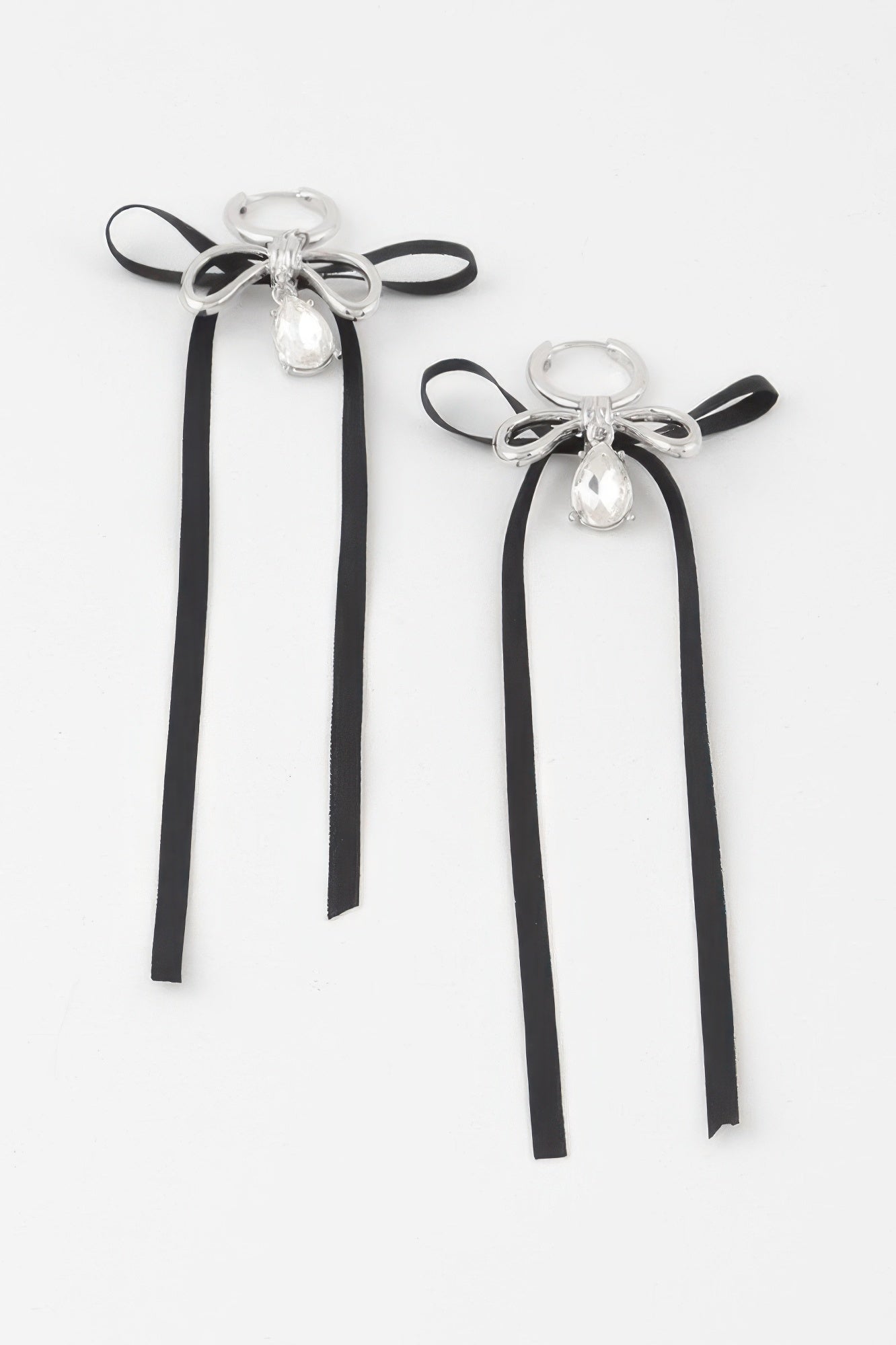 Jewelry in form of Earrings are the perfect accessories to wear during the holidays from co-wear boutique based in Denver Colorado. We ship nationwide and international. 

Las joyas en forma de pendientes son el accesorio perfecto para lucir durante las fiestas. Disponibles en la boutique Co-wear, con sede en Denver, Colorado. Realizamos envíos a todo el país e internacionalmente.