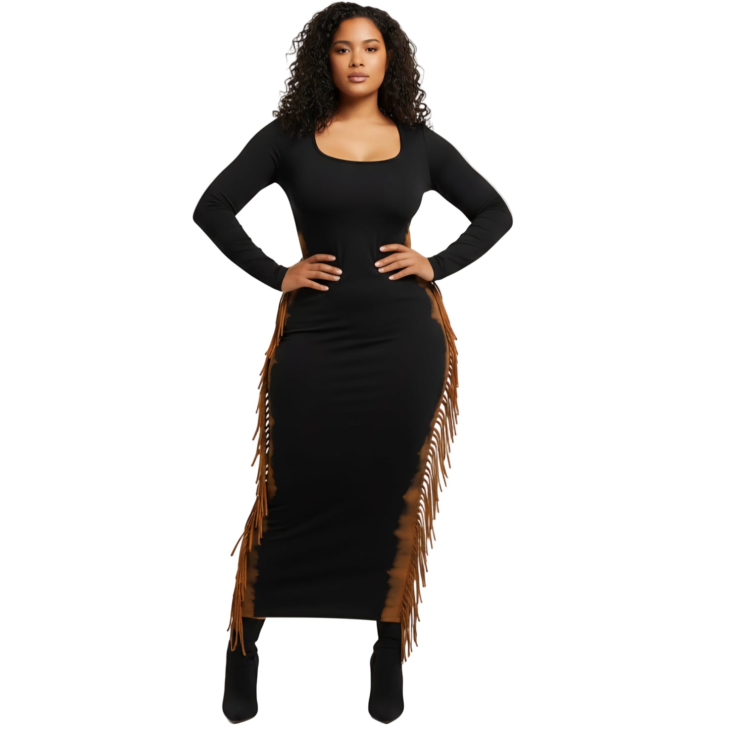 Plus size model wearing the maxi fringe  black dress.

Modelo de talla grande luciendo el vestido largo negro con flecos.